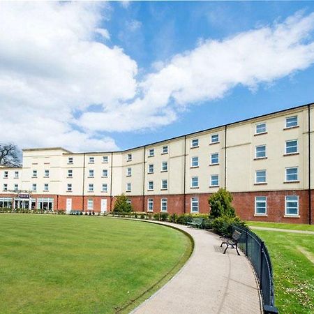 Premier Inn Stoke - Trentham Gardens Екстериор снимка