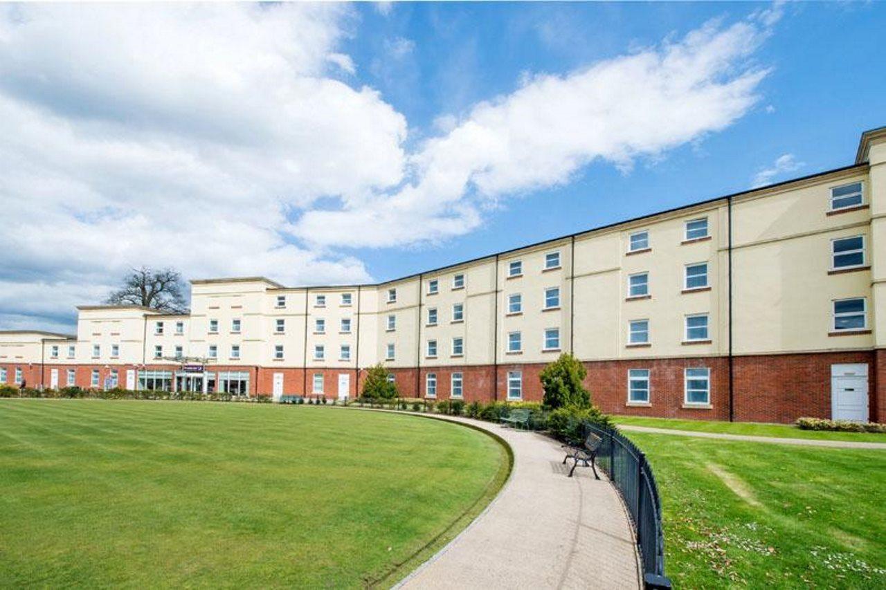 Premier Inn Stoke - Trentham Gardens Екстериор снимка